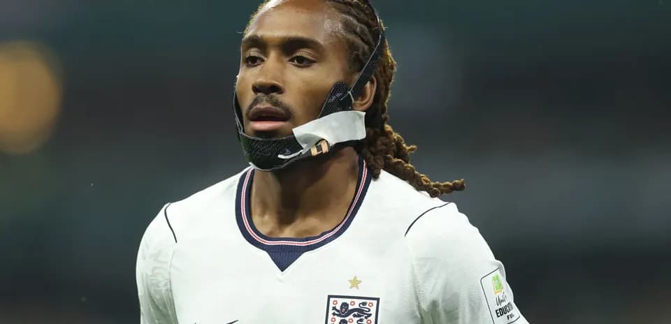 Jugador de Inglaterra con máscara en el campo