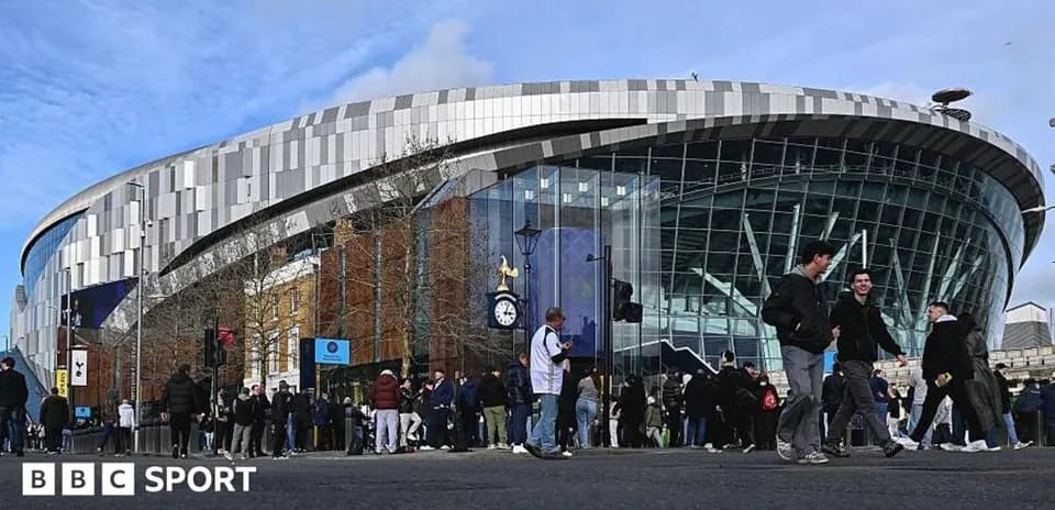 Aficionados llegando al estadio Tottenham Hotspur