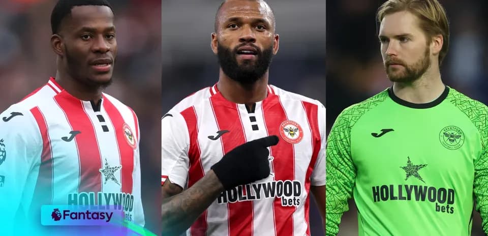 Tres jugadores de Brentford en uniforme en el campo
