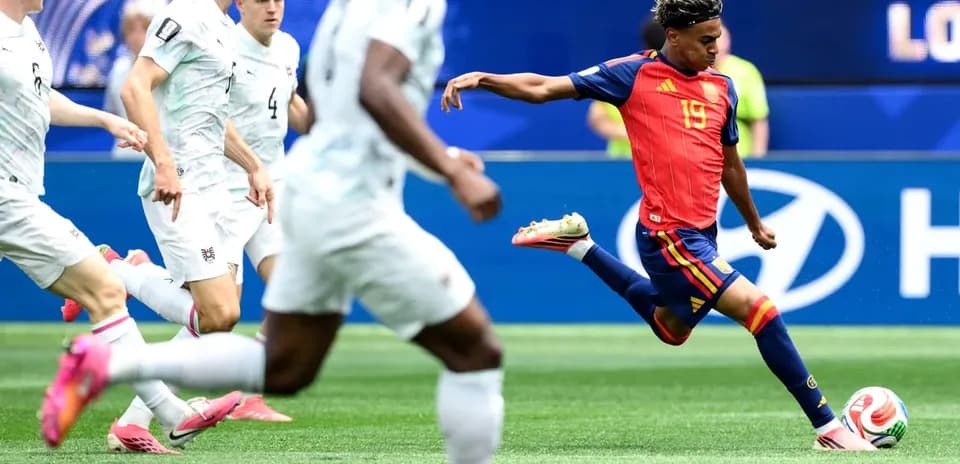 Jugador de España chutando el balón en el partido
