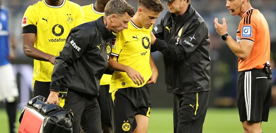 Jugador de Borussia Dortmund siendo atendido por el personal médico