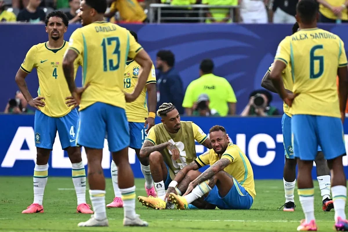 Jugadores de Brasil preocupados por Neymar en el suelo