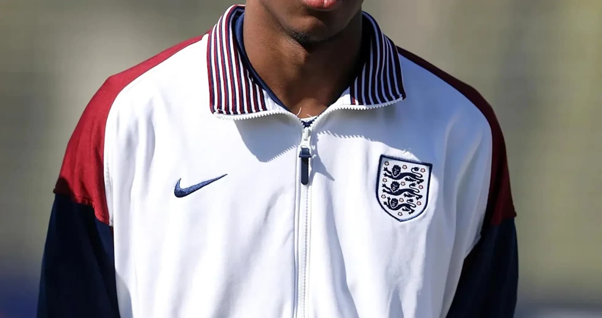 Jugador con chaqueta de Inglaterra durante entrenamiento