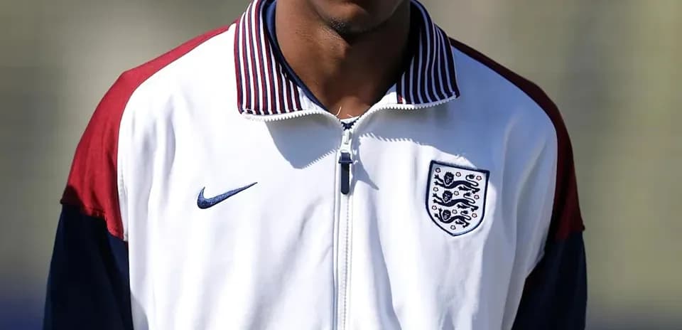 Jugador con chaqueta de Inglaterra durante entrenamiento