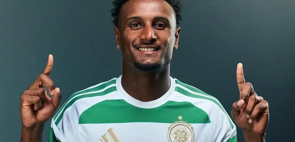 Jugador de fútbol con camiseta verde y blanca