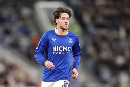 Jugador corriendo con camiseta azul en el campo