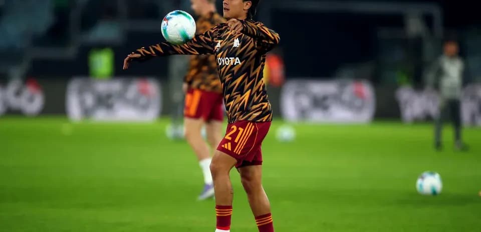 Jugador realizando calentamiento con balón en el campo