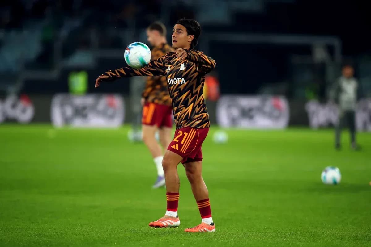 Jugador realizando calentamiento con balón en el campo