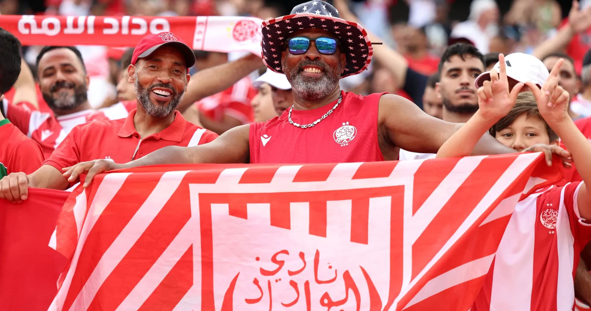 Aficionados de Wydad Casablanca con banderas en el estadio