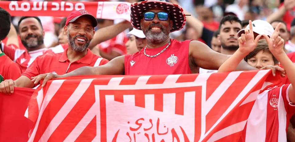 Aficionados de Wydad Casablanca con banderas en el estadio