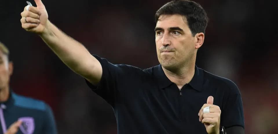 Entrenador mostrando pulgar arriba tras partido