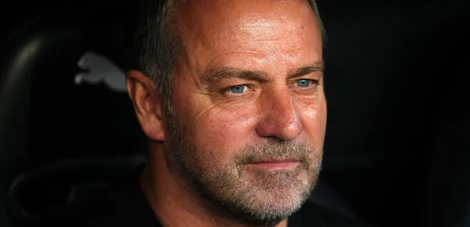 Entrenador en el banquillo durante el partido