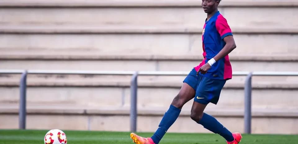 Jugador de fútbol de Barça controlando el balón