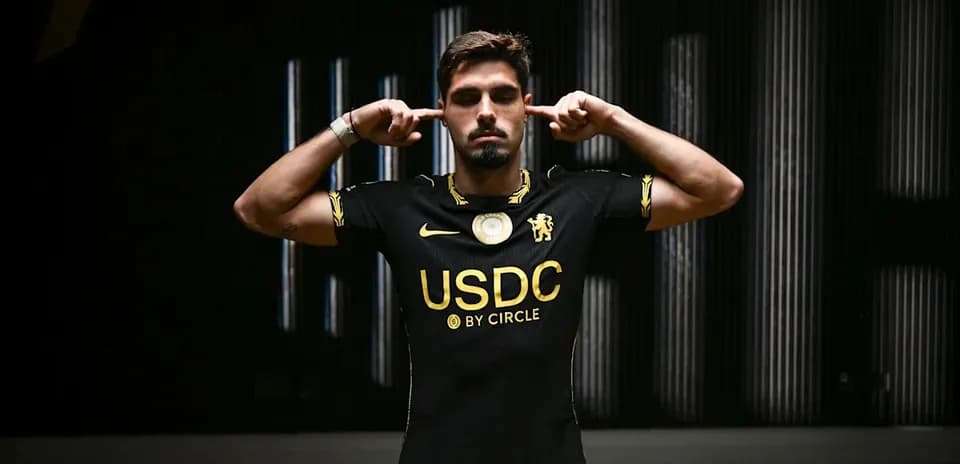 Jugador posando con camiseta negra y gesto de desafío