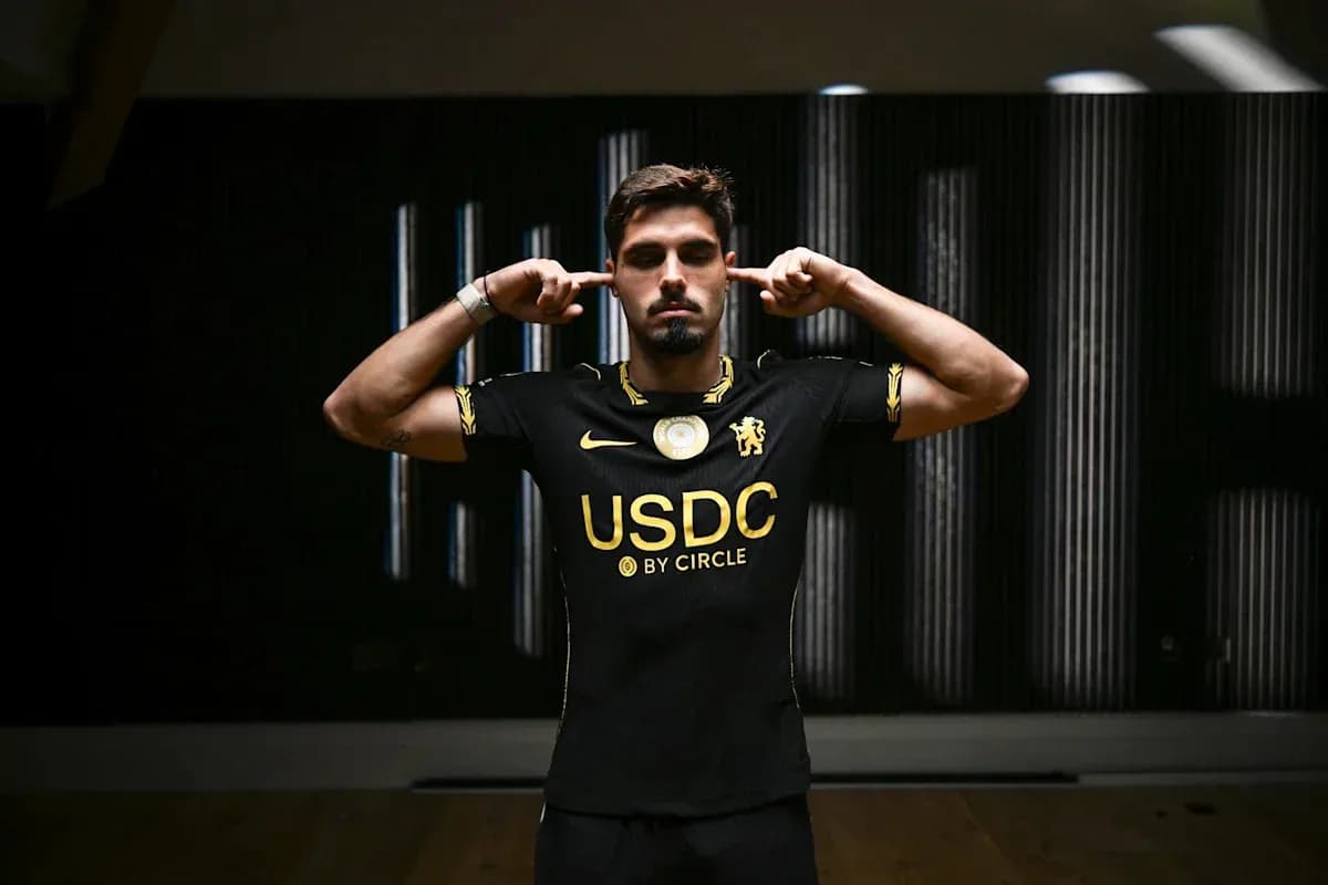 Jugador posando con camiseta negra y gesto de desafío