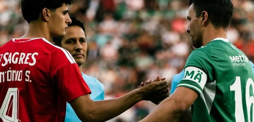 Jugadores de Benfica y FC St. Gallen saludándose