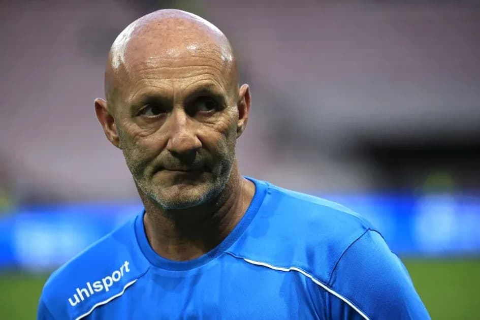 Entrenador en campo durante calentamiento previo