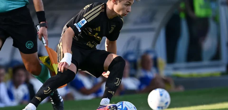 Jugador de Juventus controlando el balón en el partido