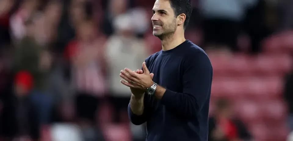 Entrenador aplaudiendo en el estadio tras el partido
