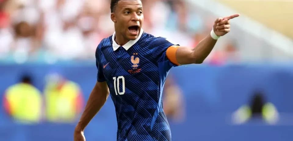 Jugador de Francia señalando durante el partido