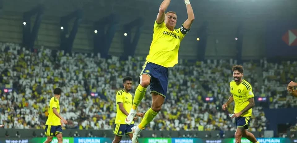 Jugador saltando durante el partido en el estadio