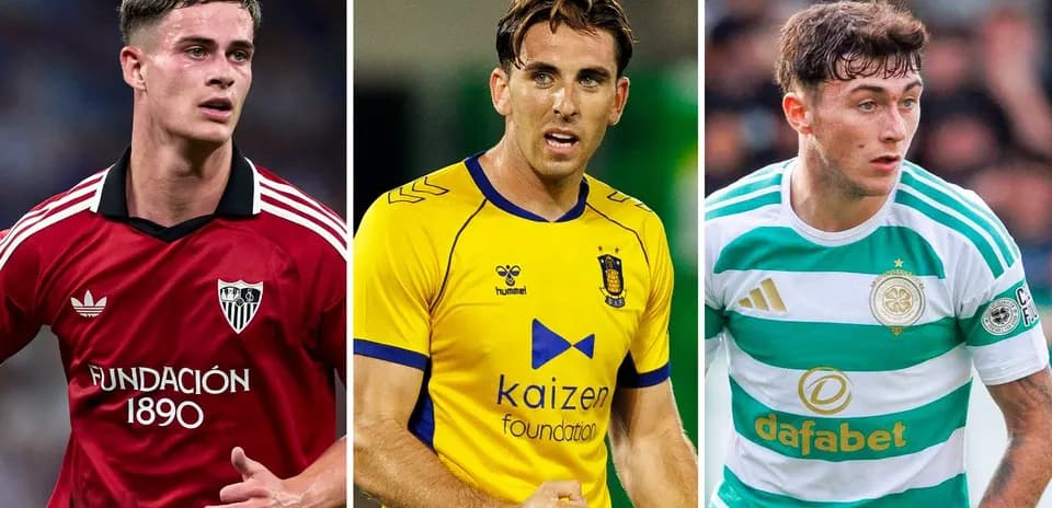 Tres futbolistas en acción durante un partido