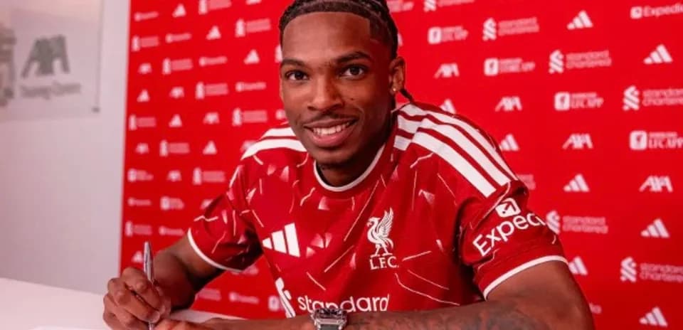 Jugador de Liverpool firmando contrato en conferencia