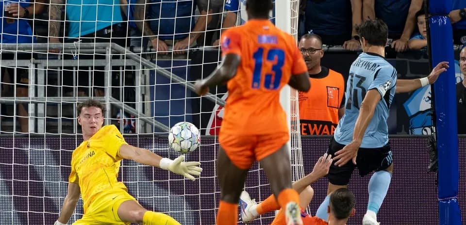 Jugador intentando marcar un gol en el partido