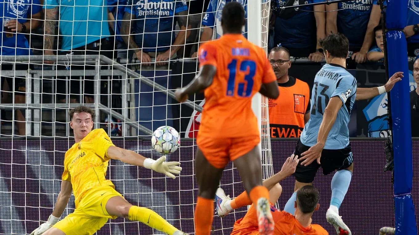 Jugador intentando marcar un gol en el partido