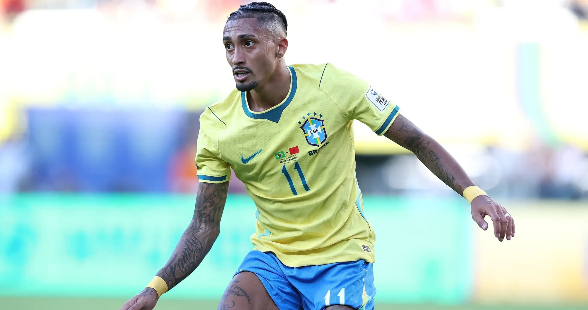Jugador de Brasil corriendo en partido de fútbol