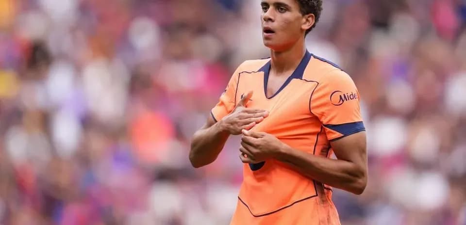Jugador en uniforme naranja durante el partido