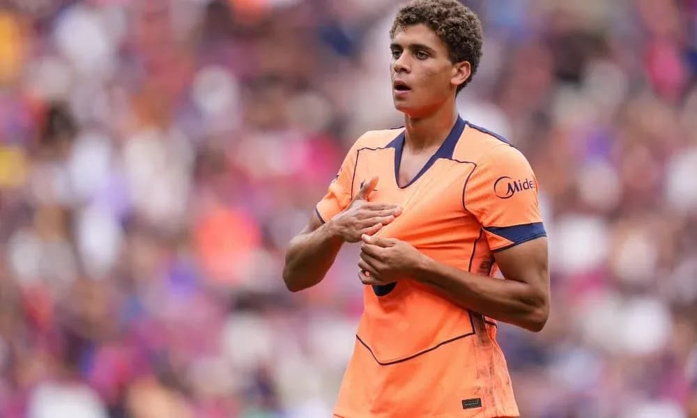 Jugador en uniforme naranja durante el partido