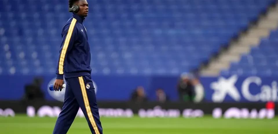Jugador de Real Madrid caminando en el campo