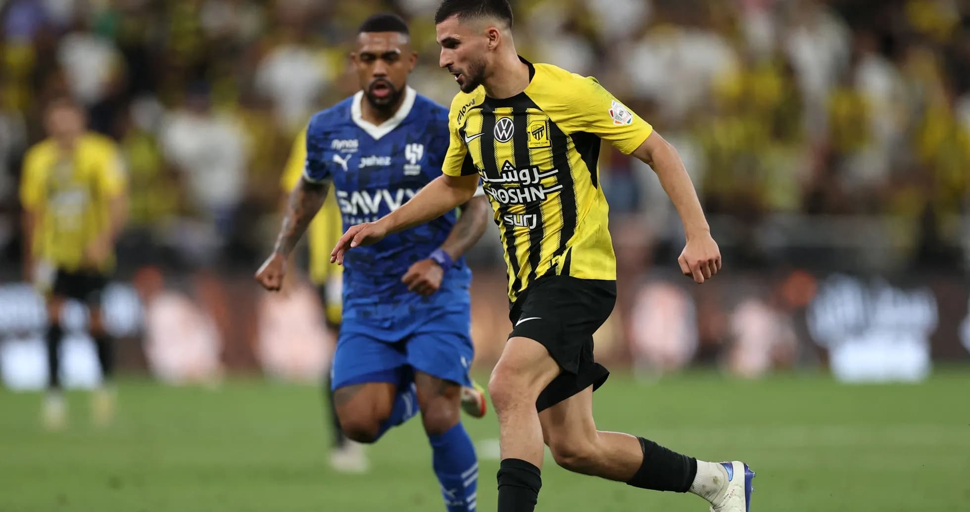 Jugador de Al Ittihad driblando en partido contra Al Hilal
