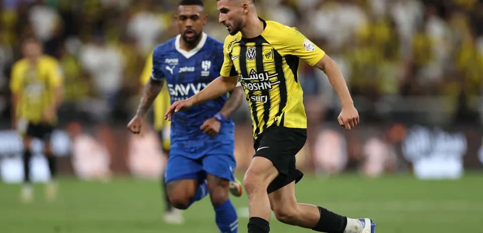 Jugador de Al Ittihad driblando en partido contra Al Hilal