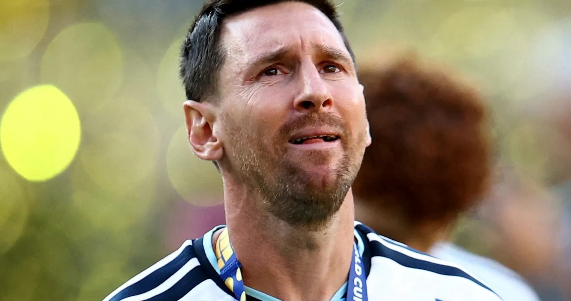 Jugador con medalla en el cuello tras partido