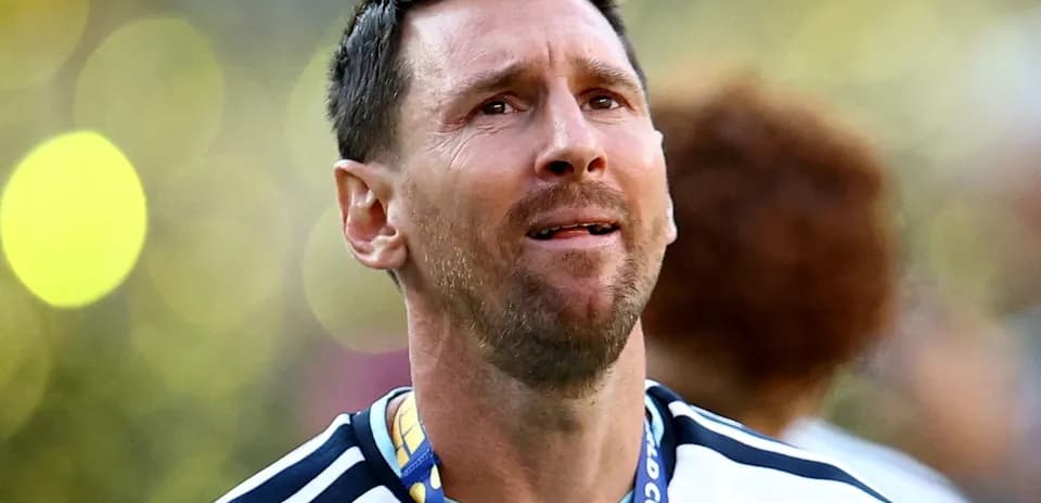 Jugador con medalla en el cuello tras partido