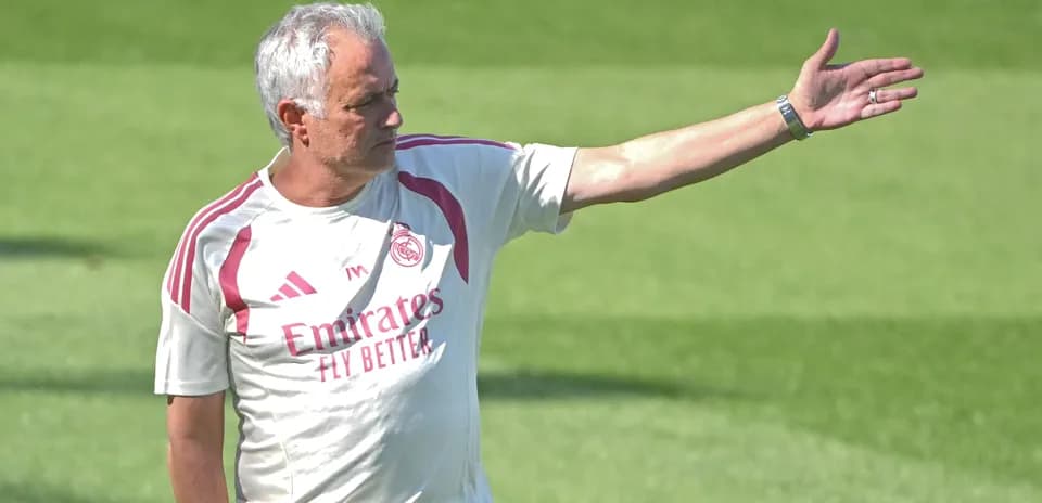 Entrenador dirigiendo la práctica en el campo