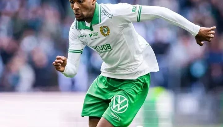Jugador corriendo en el campo durante el partido