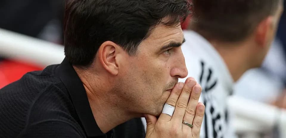 Entrenador observando el partido en la banca
