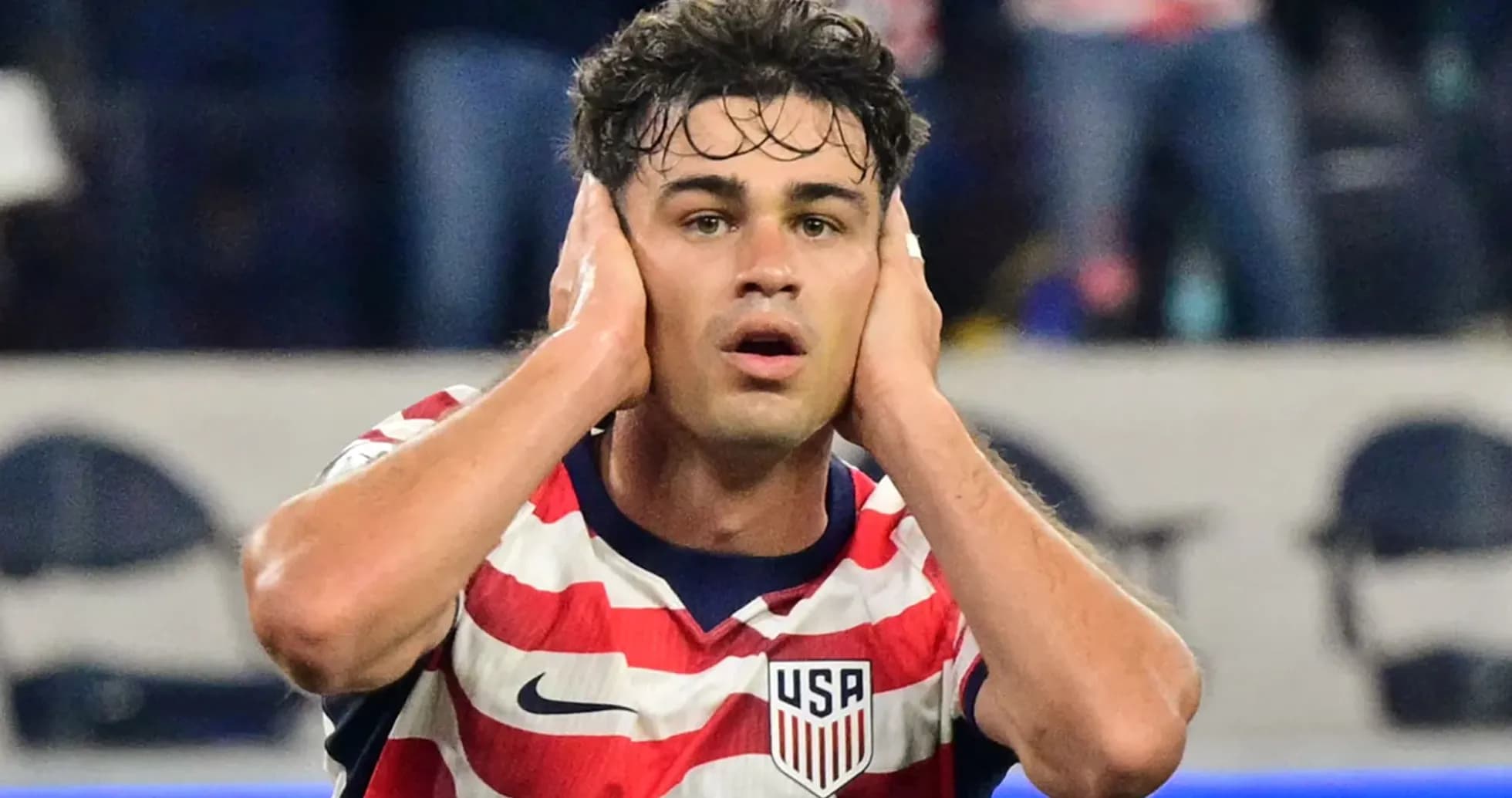 Jugador de EE. UU. cubriendo sus oídos en el partido