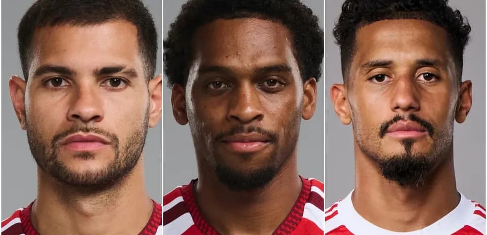 Tres jugadores posando en camisetas rojas