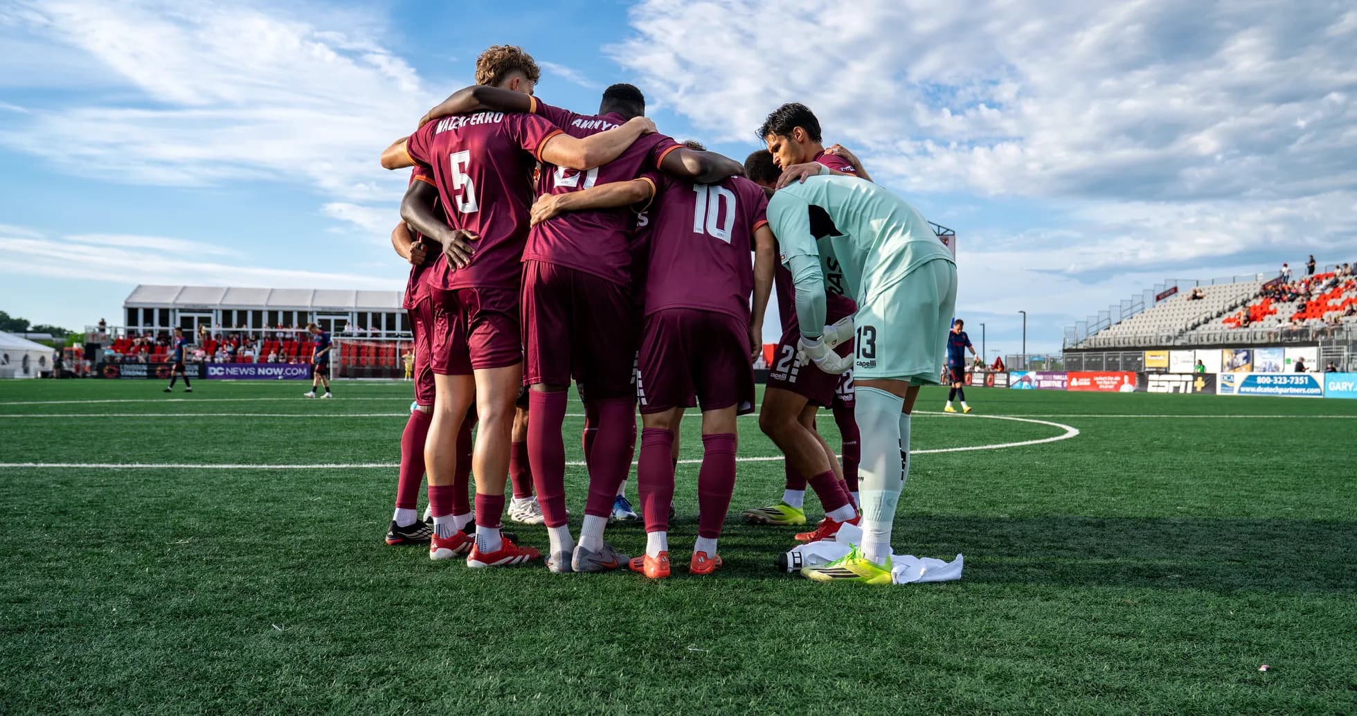 Jugadores de Loudoun United en círculo antes del partido