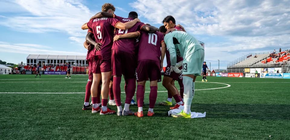 Jugadores de Loudoun United en círculo antes del partido