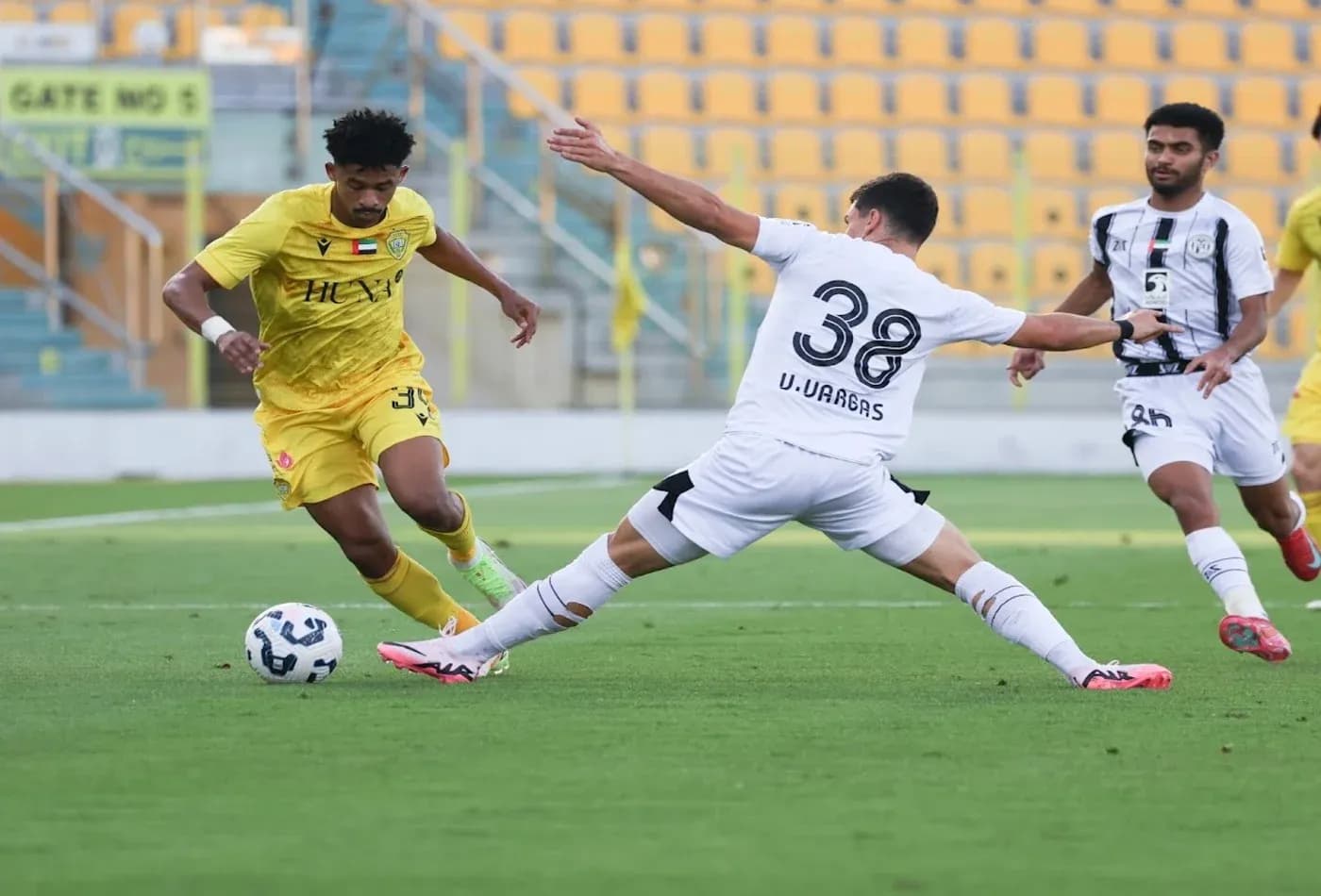 Jugador de Al Wasl U23 evadiendo a U. Vargas