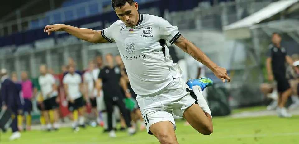Jugador de Ararat-Armenia en acción de fútbol