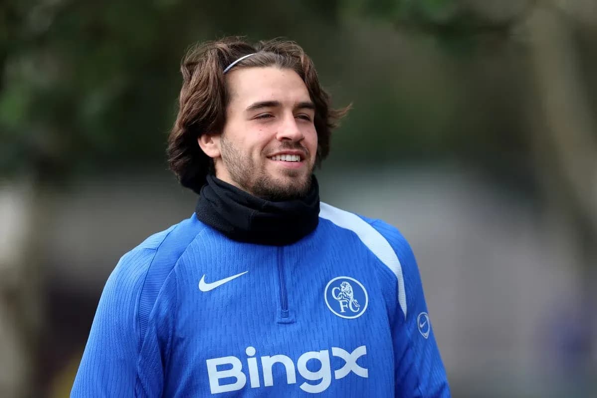 Jugador sonriendo durante entrenamiento en campo