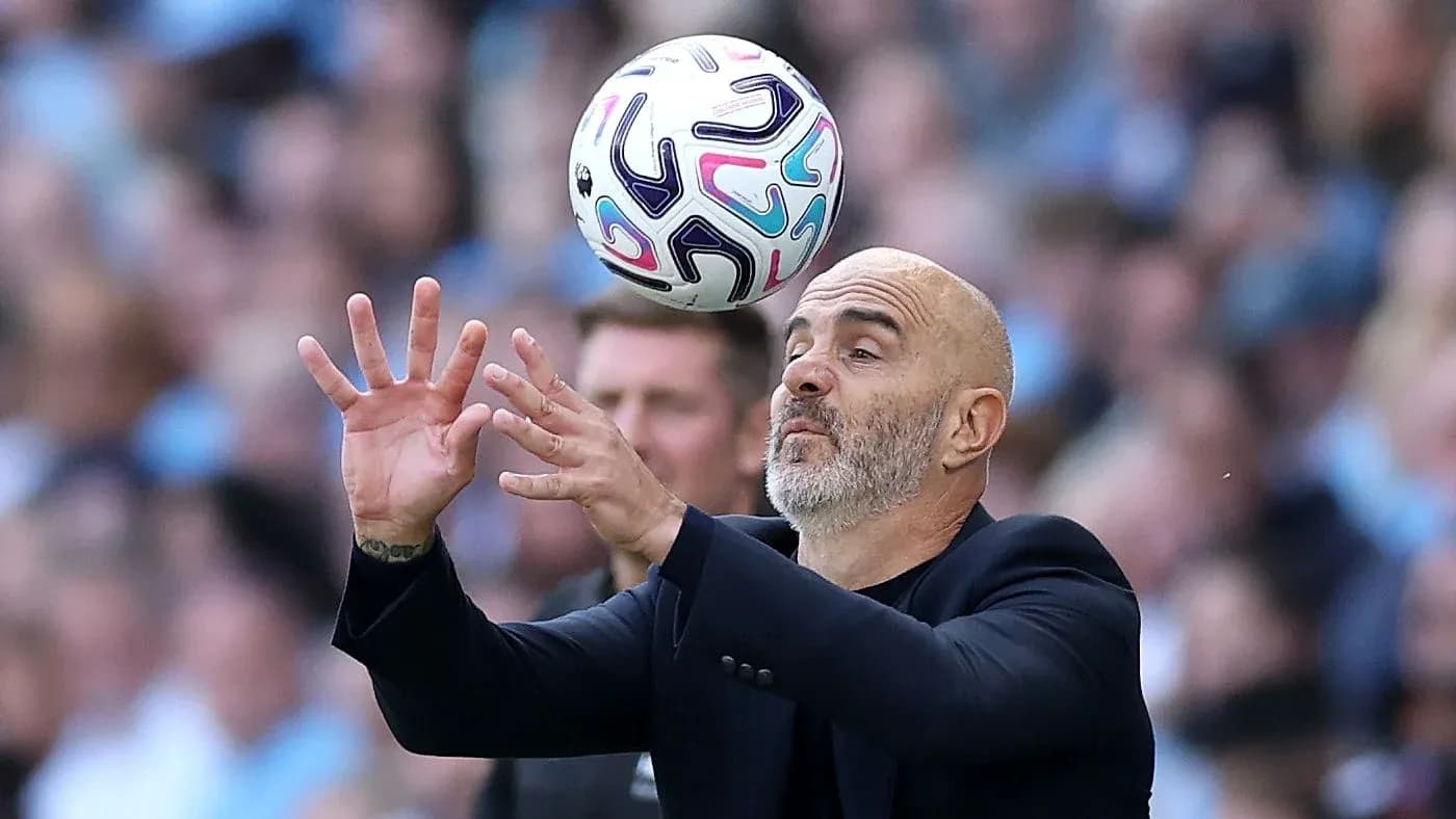 Entrenador intentando atrapar balón durante el partido