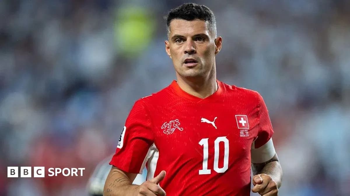 Jugador suizo en uniforme rojo durante partido