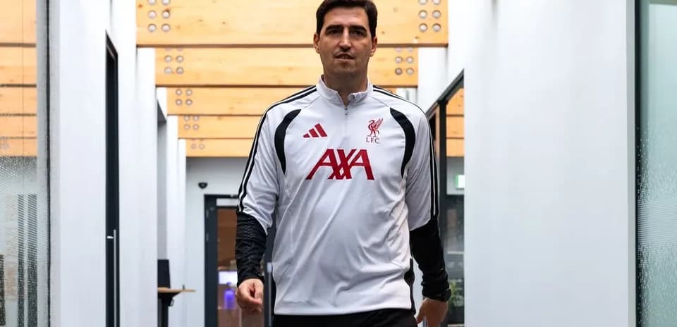 Entrenador de Liverpool caminando por pasillo